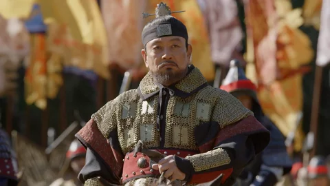 کیم یونگ-چول در نقش یی سونگ-گه، پادشاه ته‌جو در سریال امپراطور اشک ها - کارمادیو